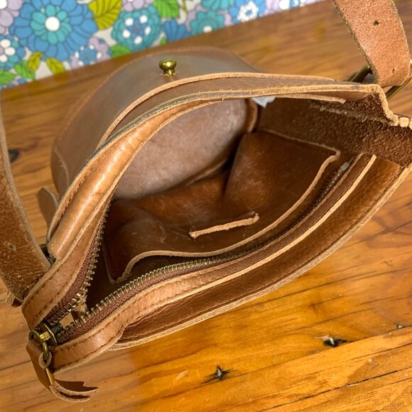 Madewell The Small Transport Leather Bucket Bag in English Saddle - Picture 5 of 11